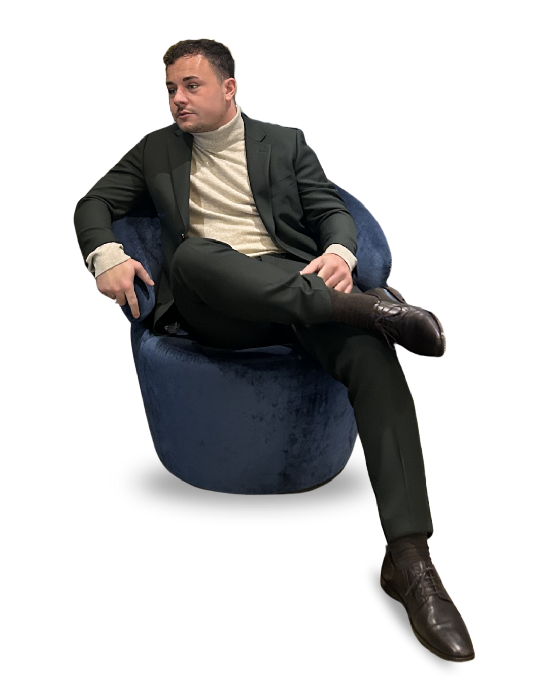 Marius Lente sitzt auf einem blauen Sessel